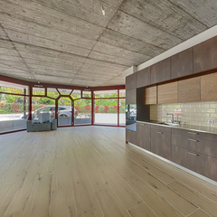 loading blurry tour image