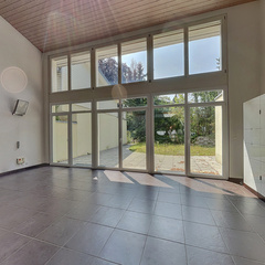 loading blurry tour image