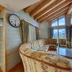 loading blurry tour image