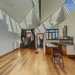 loading blurry tour image