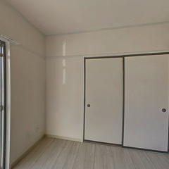 loading blurry tour image