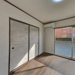 loading blurry tour image