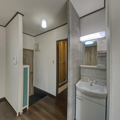 loading blurry tour image