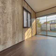 loading blurry tour image