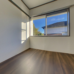 loading blurry tour image