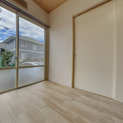 loading blurry tour image