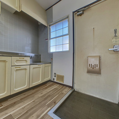 loading blurry tour image