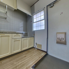 loading blurry tour image