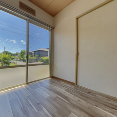 loading blurry tour image