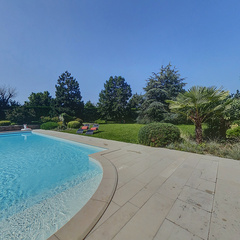 loading blurry tour image