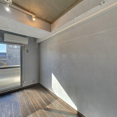 loading blurry tour image