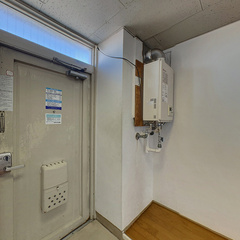 loading blurry tour image