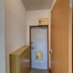 loading blurry tour image