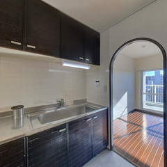 loading blurry tour image