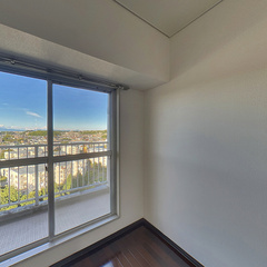 loading blurry tour image