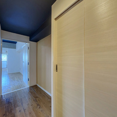 loading blurry tour image