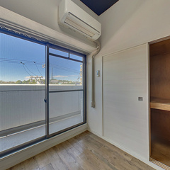 loading blurry tour image