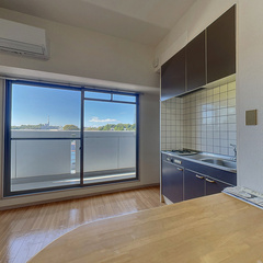 loading blurry tour image