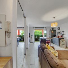 loading blurry tour image