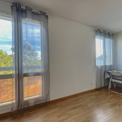 loading blurry tour image