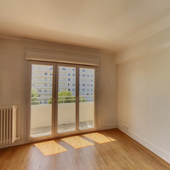 loading blurry tour image