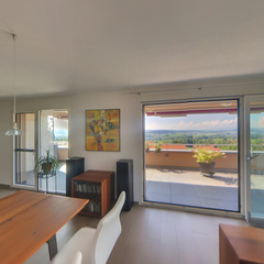 loading blurry tour image