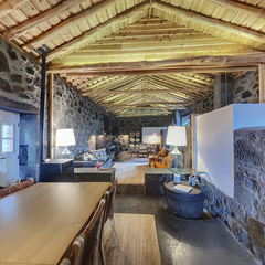 loading blurry tour image