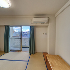 loading blurry tour image