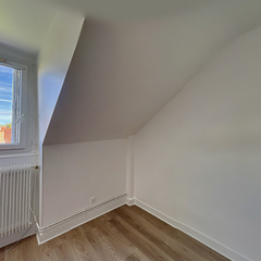 loading blurry tour image