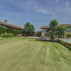 loading blurry tour image