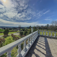 loading blurry tour image