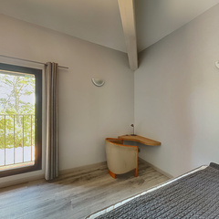 loading blurry tour image