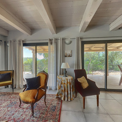 loading blurry tour image