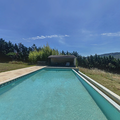 loading blurry tour image