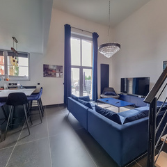 loading blurry tour image