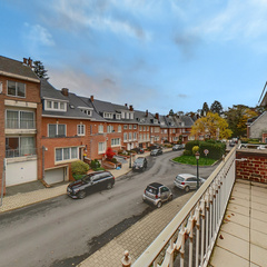 loading blurry tour image