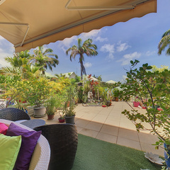 loading blurry tour image