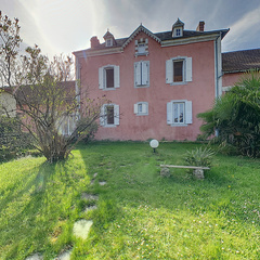 loading blurry tour image