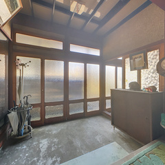 loading blurry tour image