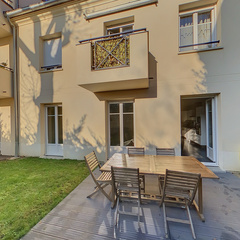 loading blurry tour image