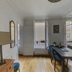 loading blurry tour image